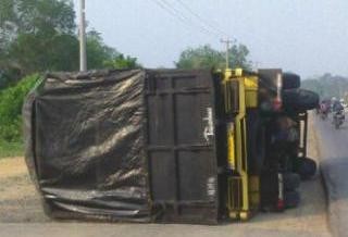Truck pengangkut telur terbalik di Pal III, Kelurahan Sungai Terjan, Bungo